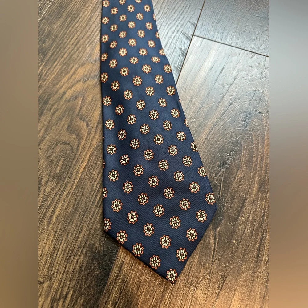 Vintage Gucci Wide Silk Tie 4.5” Navy Floral Medallion Made in Italy